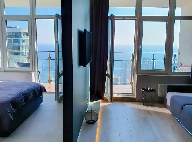 Level 24 - Sea & Sky View Apartment